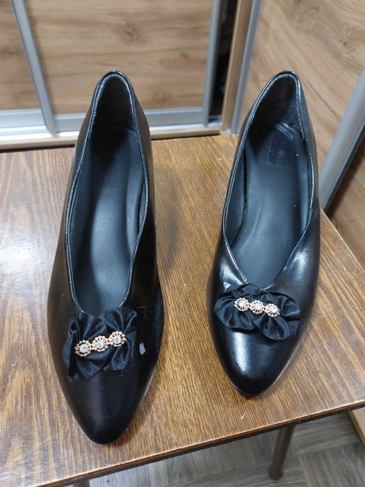 Отдам даром женскую обувь