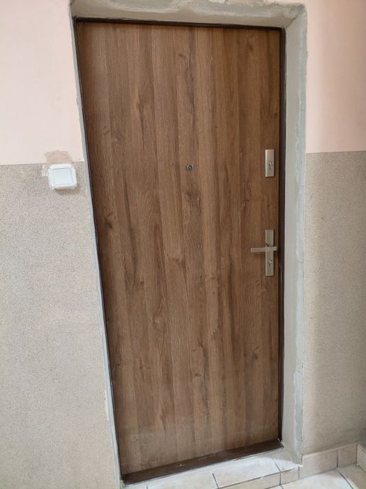 Drzwi z montażem drewniane metalowe do bloku akustyczne Od RĘKI