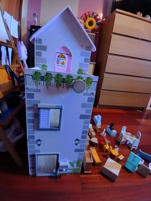 Casa de madeira crinança + bonecos +  moveis ...