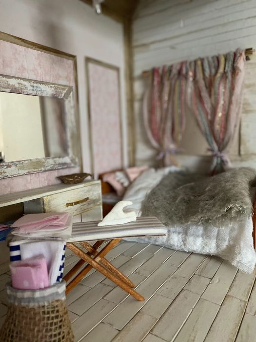 Drewniany domek dla lalek