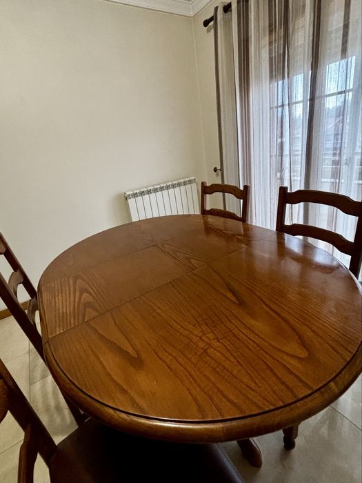 Mesa de Jantar Extensível em Madeira de Castanho + 4 Cadeiras