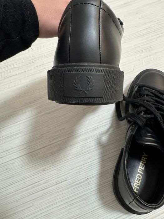 Туфли на шнурках ,,Fred Perry". Черного цвета.
