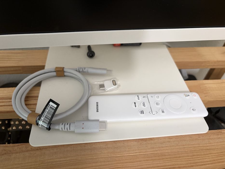 Samsung M80F Smart Monitor 32" 4K Ultra HD 60Hz VA HDR10+ com USB-C e Altura Ajustável Branco