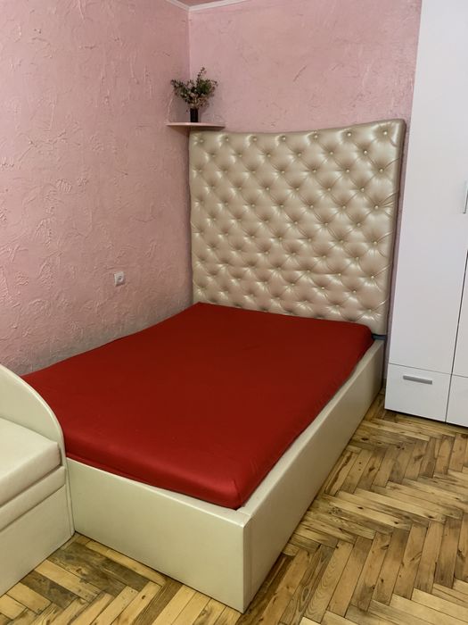 Кровать со спинкой