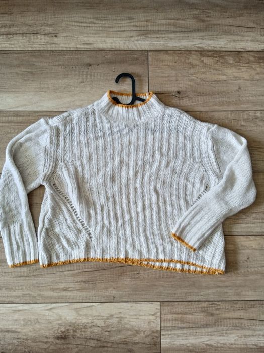 Biały sweter z golfem M