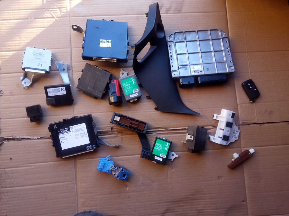 toyota AVENSIS T27 09-15   2,2 150km komputer zestaw smart-key