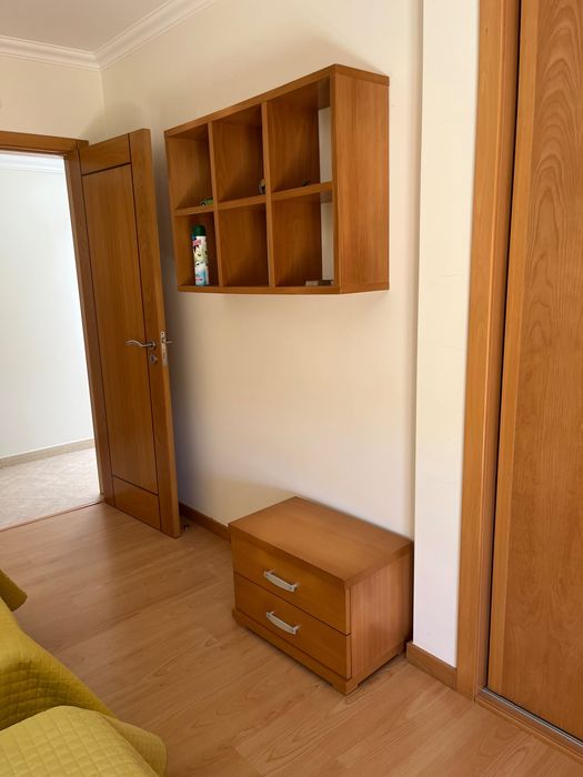Quarto criança  2 camas + mesa de cabeceira