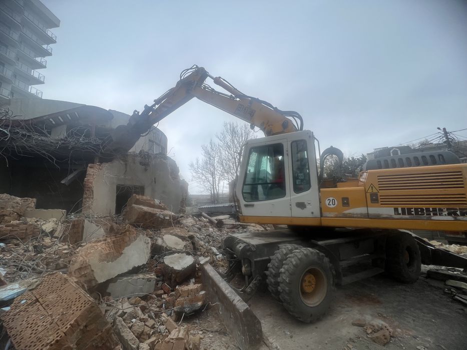 Демонтаж, снос зданий и любых конструкций.