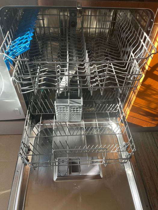 Máquina da loiça de encastrar Candy a funcionar mas com fuga de água