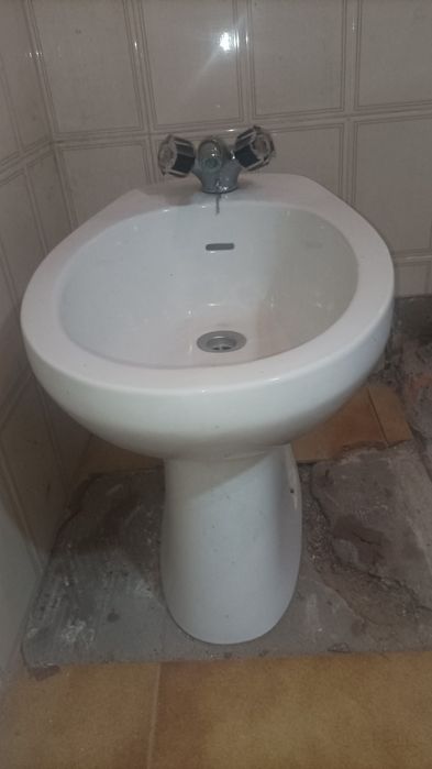 Vendo bidé antigo branco.