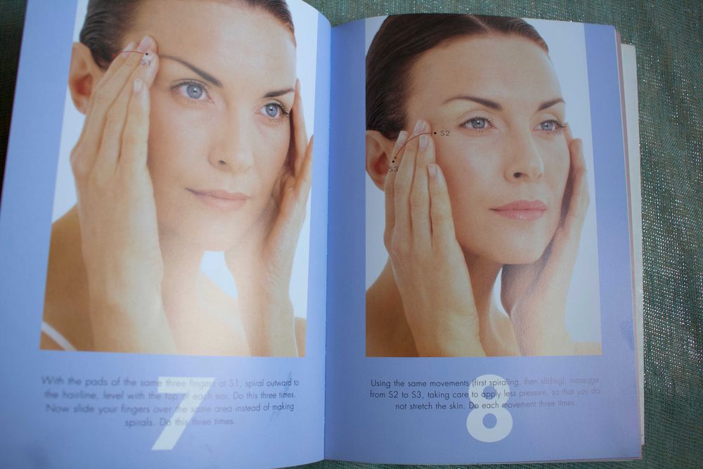 Livro de massagens estéticas faciais escrito por acupunctor, em Inglês