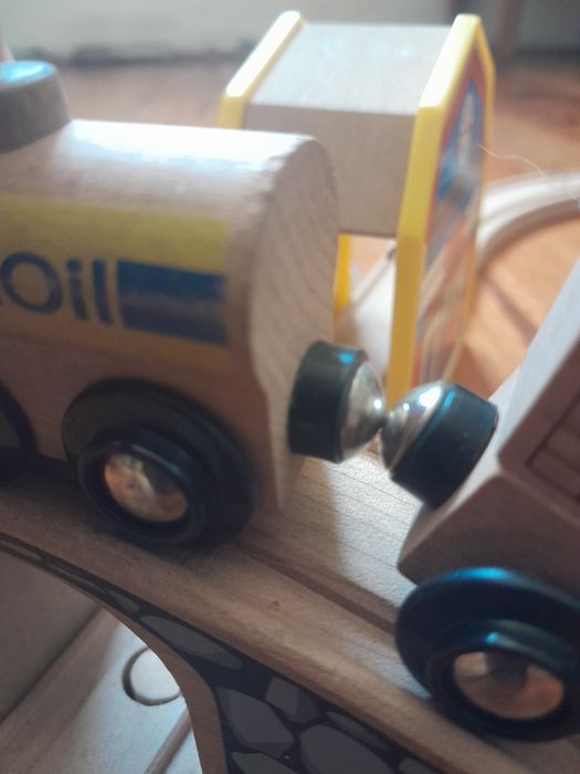 Pista de combóios de madeira com acessórios