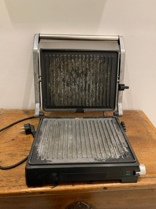 Sanduicheira/Torradeira Hoffen a funcionar