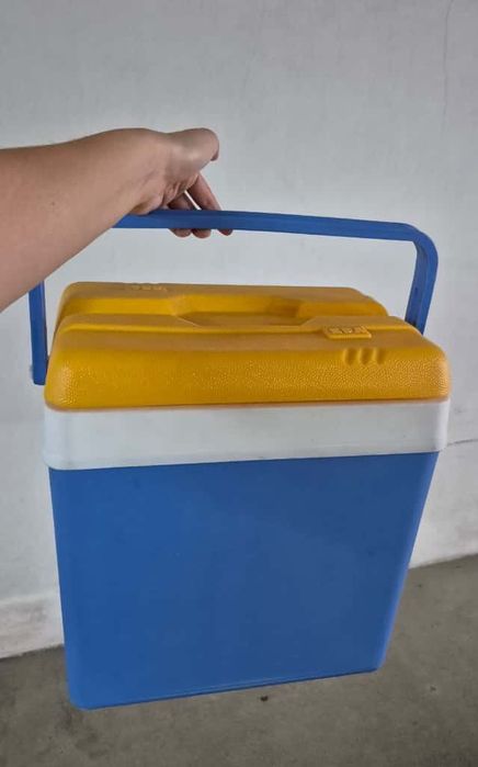 Geleira azul com tampa amarela