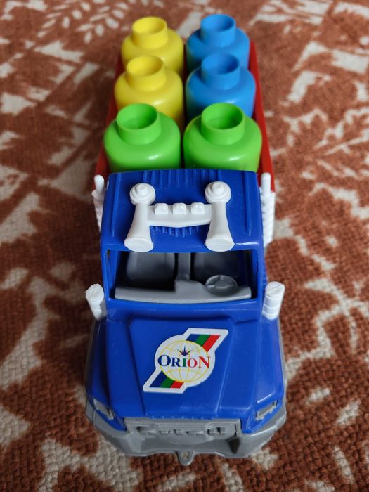 Машина-вантажівка з бідонами