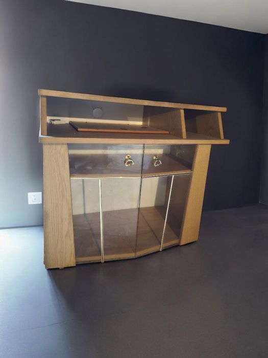 Stolik pod telewizor z obrotowym blatem.