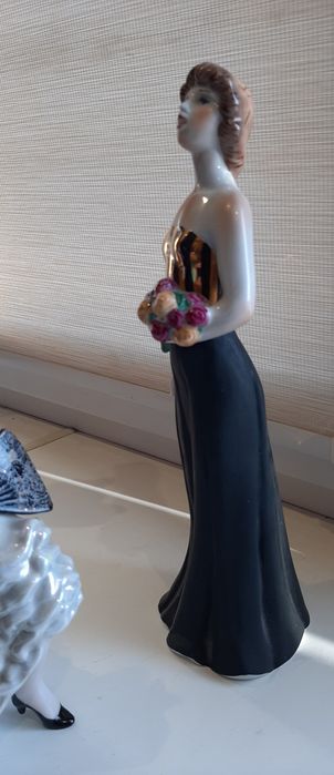 Статуэтки Певица с цветами авторская работа (КЭКХЗ) и Кармен авторская
