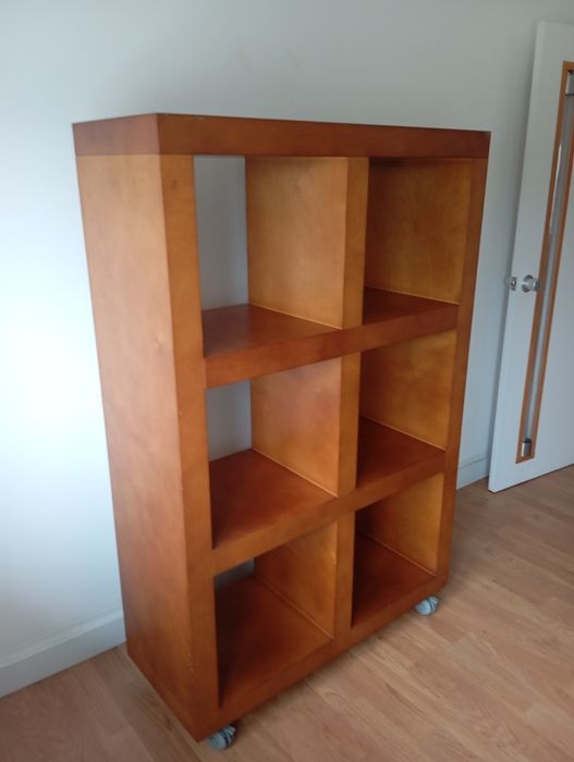 Móvel de cubos castanho