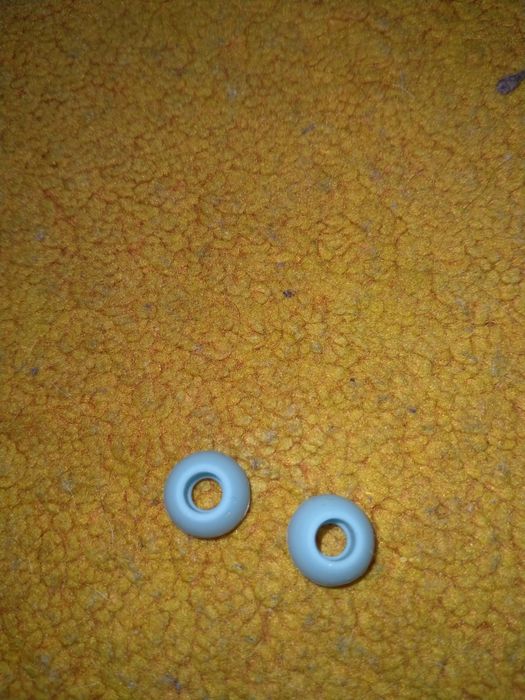 Niebieskie słuchawki z kablem.