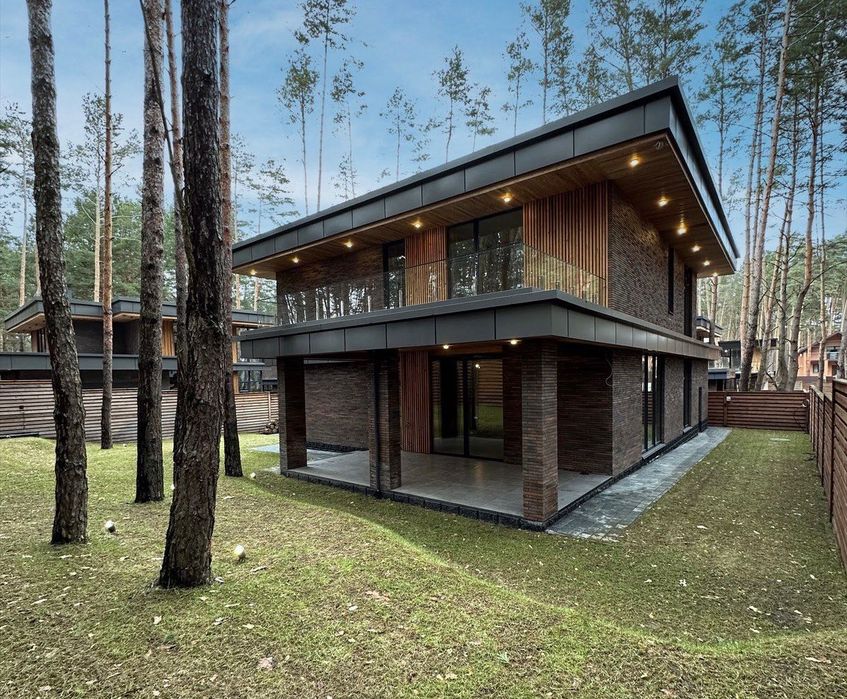 Красивий будинок на ділянці серед лісу у с. Білогородка