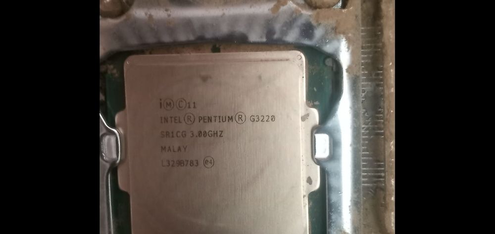 Оперативна пам'ять DDR 3 на 2 ГБ. Процесор INTEL Premium G 3220.