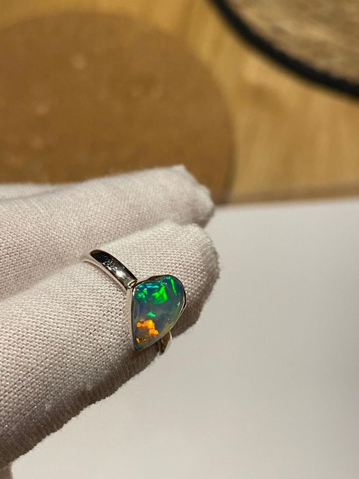 Pierścionek ze srebra z naturalnym opalem
