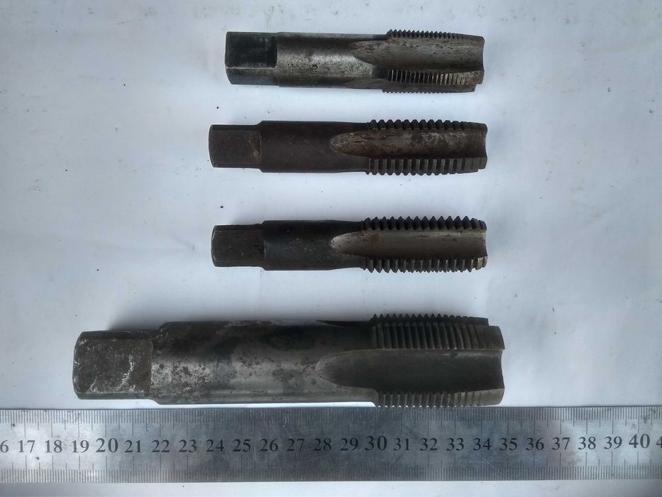Свердла різних діаметрів.