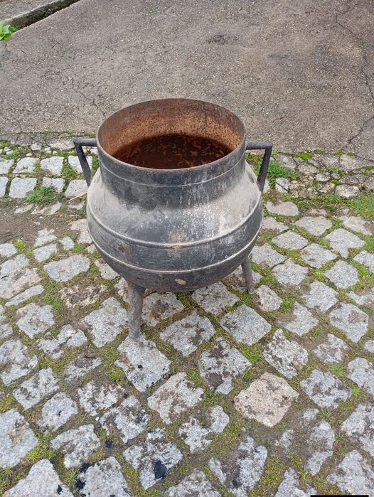 Vendo esta panela antiga muita bonita