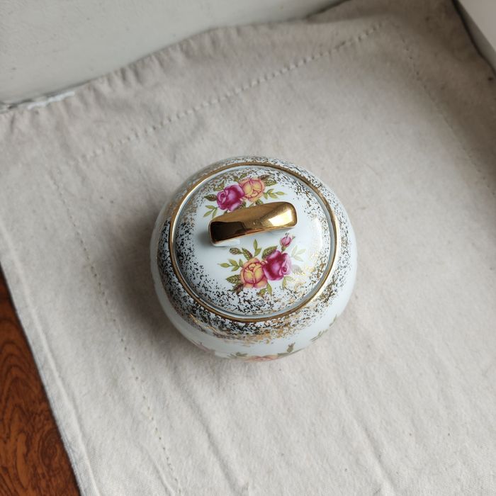 Cukiernica Wałbrzych Kula Różyczki złocone Porcelana PRL