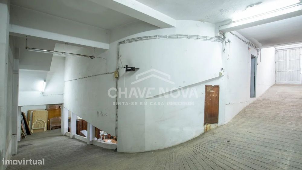 Garagem / Armazém Independente com 256m² na Avenida da República