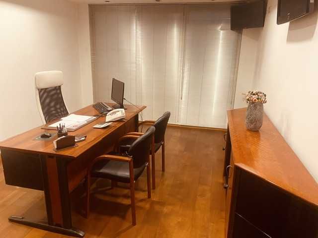 Escritório completo - móveis. secretária. cadeiras, tudo na fotografia