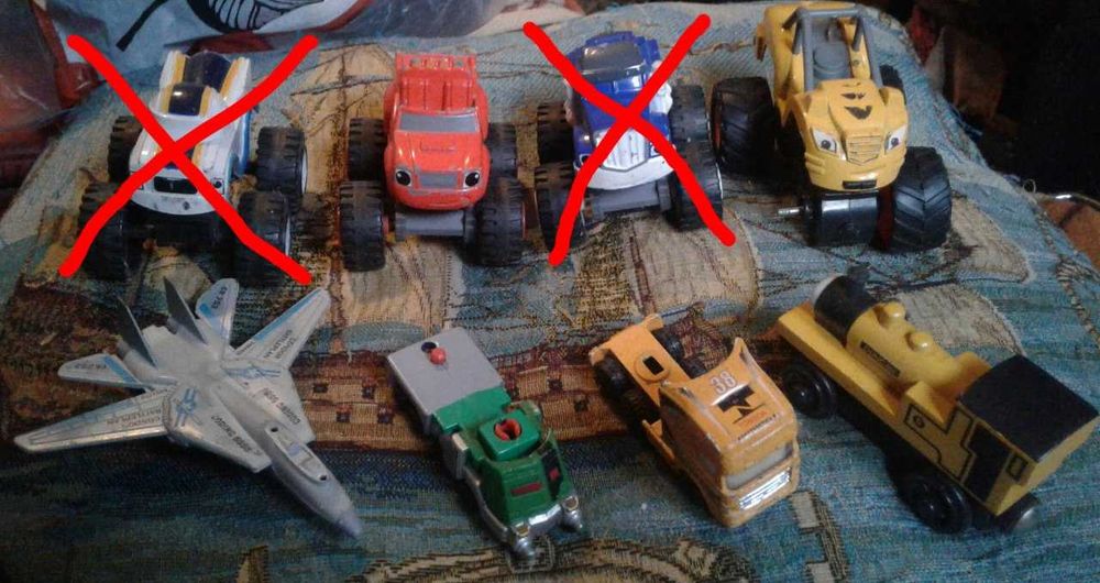 Машинки из мультфильма "Вспыш", другие машинки, самолетик