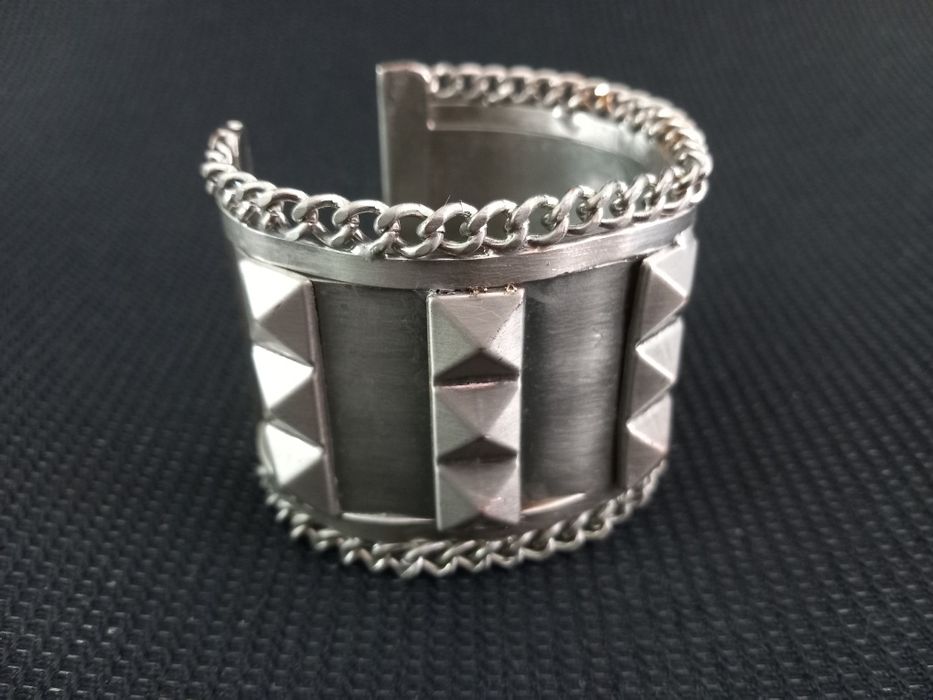 Bracelete Punk Prateada com Tachas Pirâmide. Estilo Rock / Alternativo