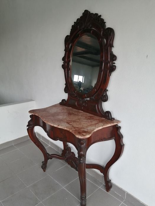 Credência com tampo em mármore rosa