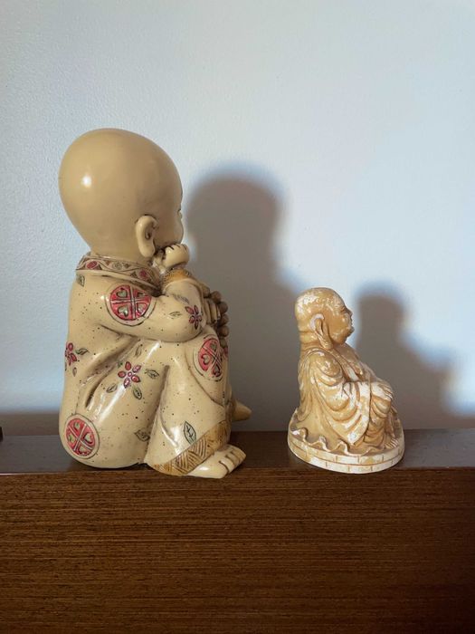 Conjunto de 2 estatuetas de monges budistas