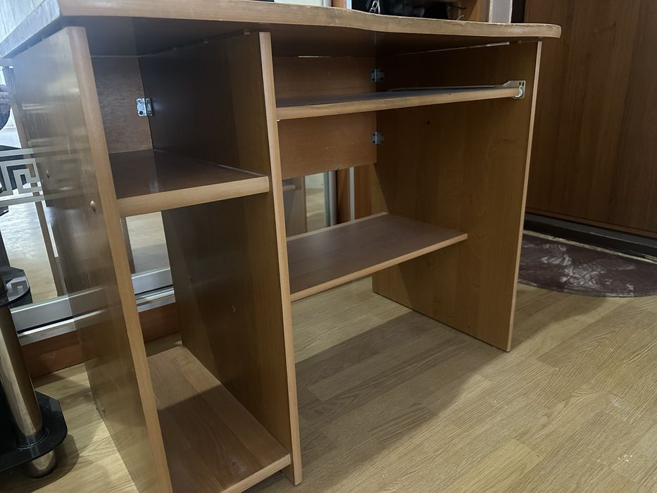 Стол письменный хорошее состояние