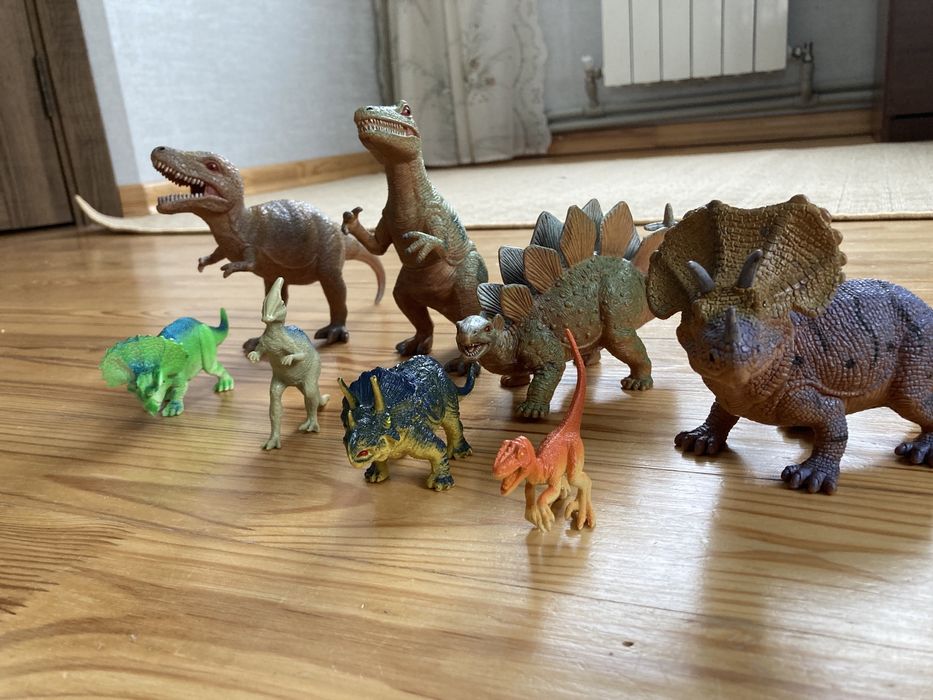 Фигурки динозавров
