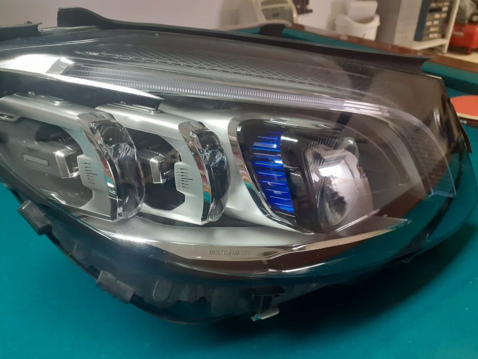 Farol Mercedes-Benz