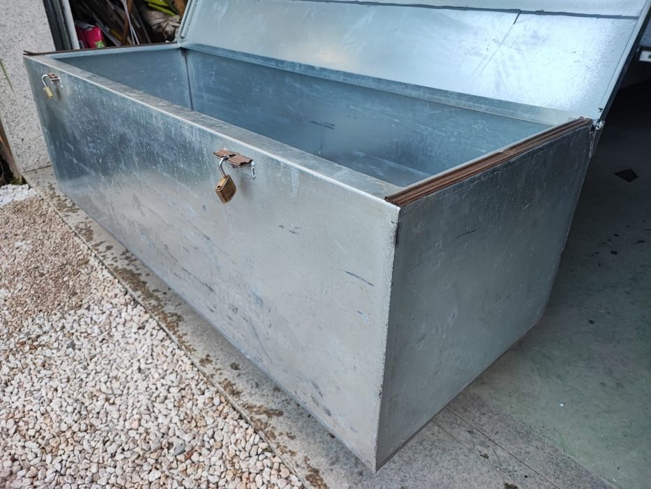 Caixa de metal  80x60x200cm