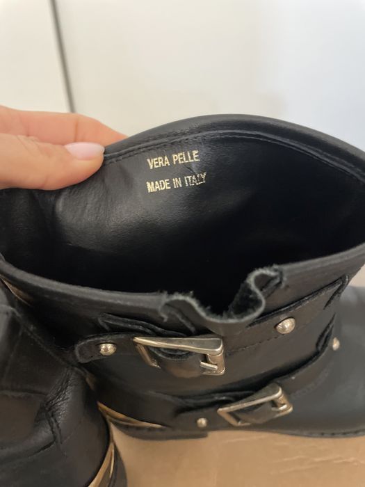 Botas pretas cano curto em pele verdadeira