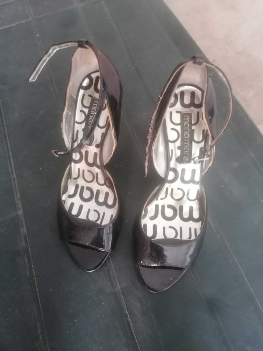 Sapatos pretos de cunha