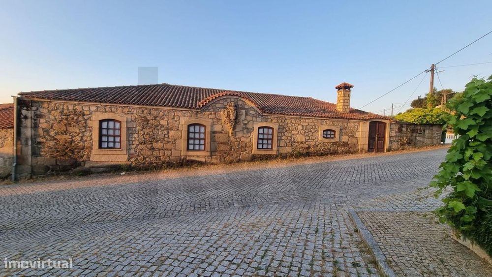 Casa Senhorial Rústica em Longroiva – Um Refúgio com História e Potenc