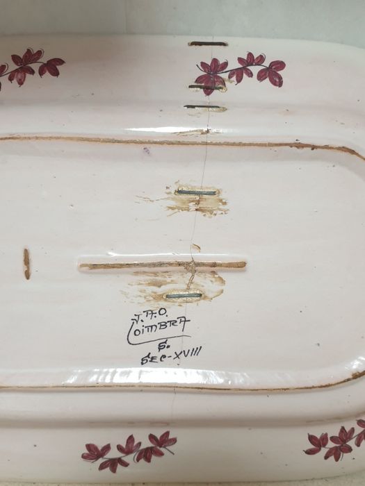 Linda grande antiga travessa em faianca portuguesa de Coimbra  - ass.