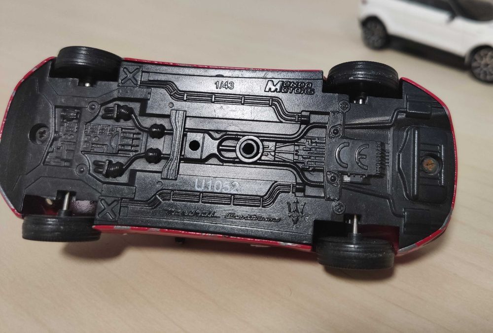 3 szt Metalowe modele aut 1/32 1/43 Bburago Mondo Motors