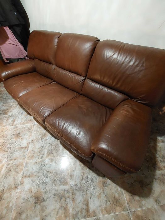 Sofá em couro castanho