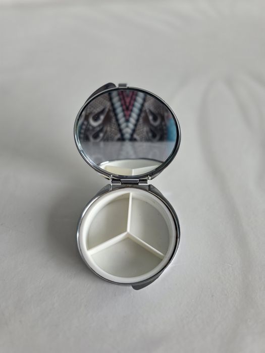Espelho  portátil - porta comprimidos