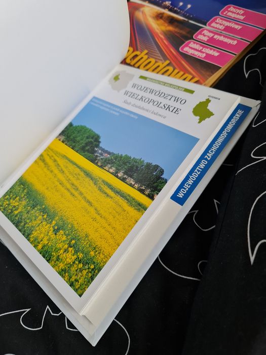 Dwa kompletne skoroszyty z Atlasem Polski oraz mapa europy