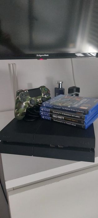 Playstation 4, com comando + 4 jogos