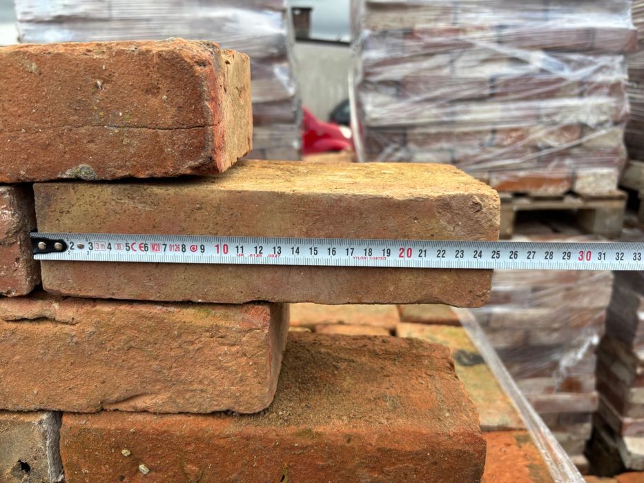 Cegła rozbiórkowa, czysta, twarda. Idealnie nadaje się do murowania.