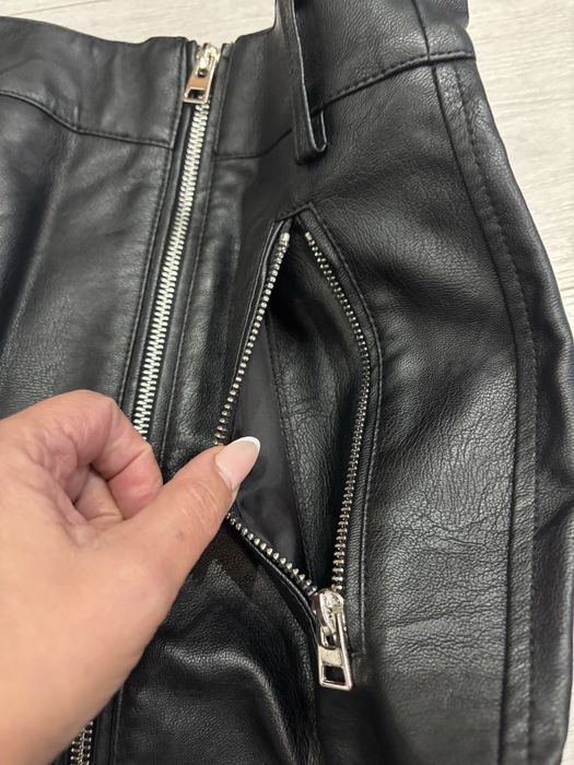 Стильна жіноча спідничка з екошкіри